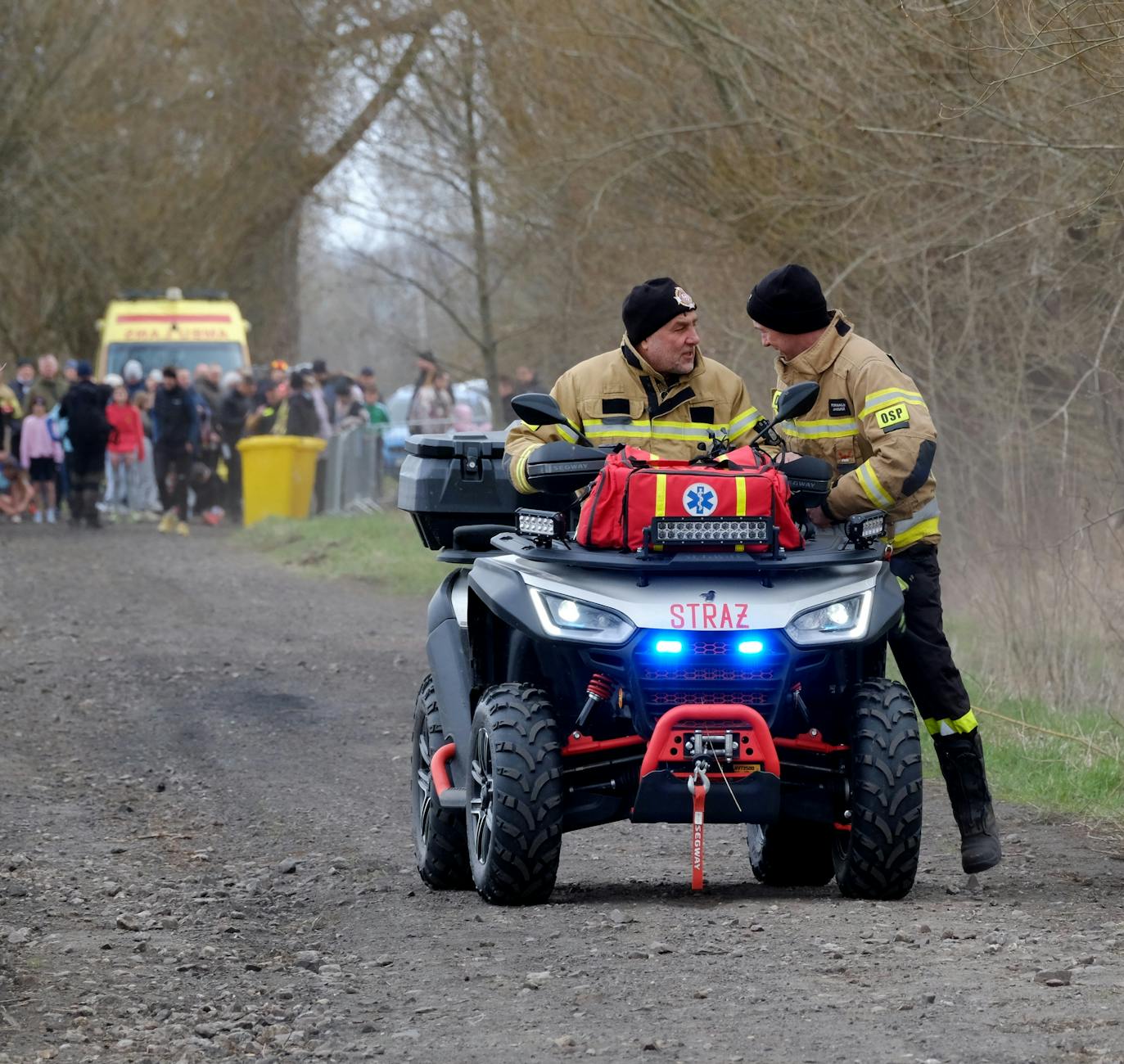 Dzieci zwiedzają wóz strażacki podczas Dnia Otwartego OSP Raciąż, poznając tajniki pracy strażaków.
