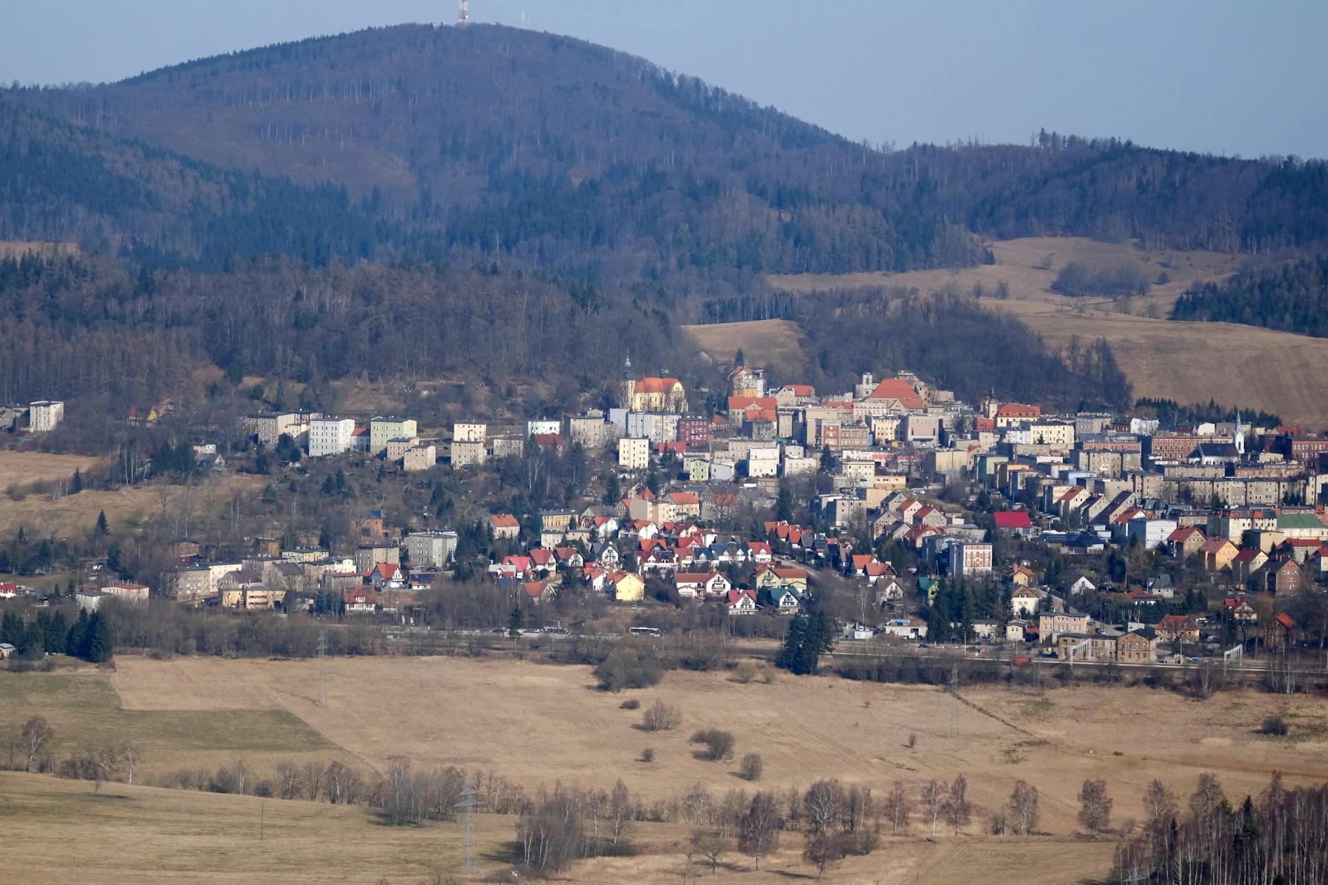 Nowa fontanna w centrum Raciąża ożywia przestrzeń miejską, tworząc miejsce spotkań dla mieszkańców.