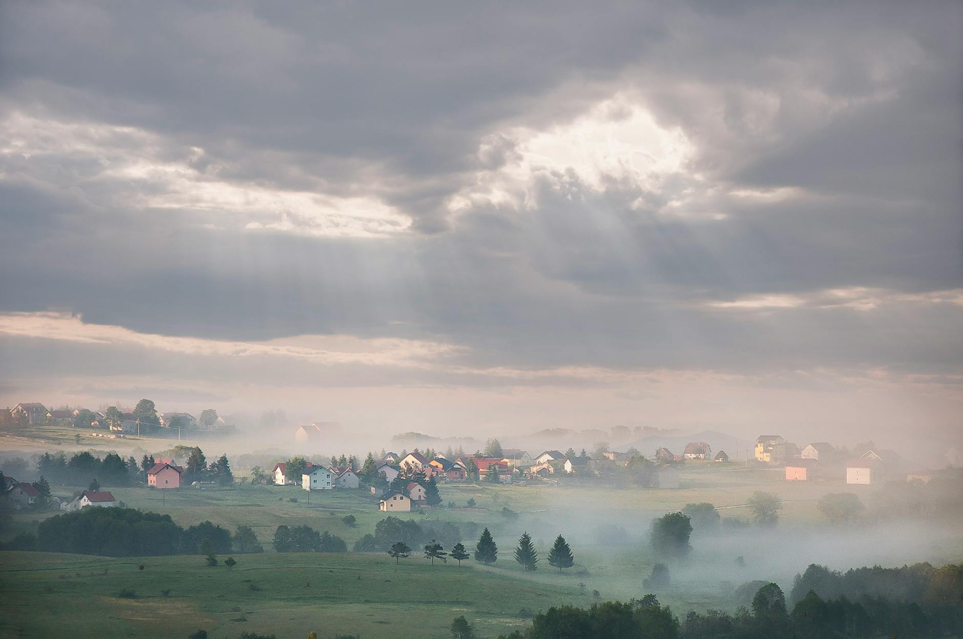 Panorama Raciąża z widocznym kościołem parafialnym i okoliczną zielenią